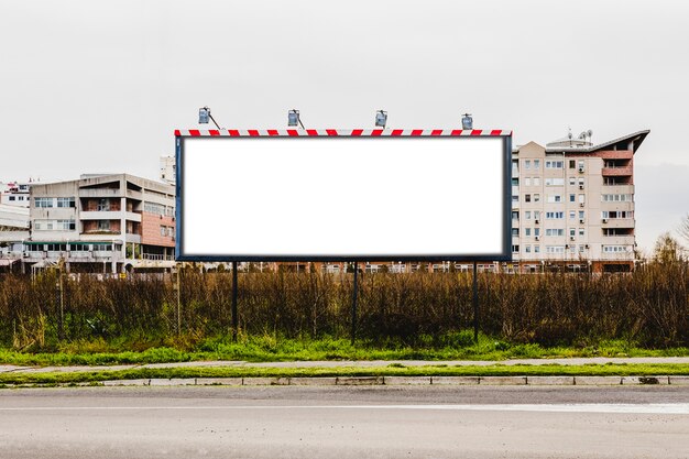 Jak skutecznie wykorzystać przestrzeń reklamową na zewnątrz – sekrety sukcesu